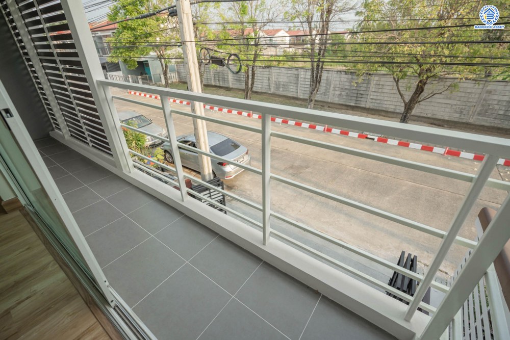 บ้านมือสองตกแต่งใหม่ โครงการ เดอะทรัสต์ทาวน์ ราชพฤกษ์-รัตนาธิเบศร์ เนื้อที่ 19.7 ตร.ว. ฟังก์ชัน 3 ห้องนอน 2 ห้องน้ำ 2 ที่จอดรถ บ้านสวยจากแบรนด์ Q.House บนทำเลติดถนนราชพฤกษ์ เดินทางสู่ใจกลางเมืองได้อย่างรวดเร็ว ใกล้รถไฟฟ้าสายสีม่วง "สถานีบางรักน้อยท่าอิฐ"